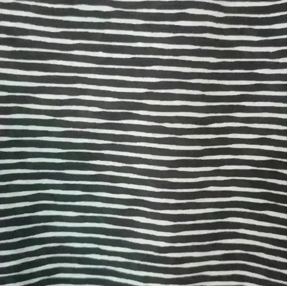 Liz Claborne Career sleevless blouse. Black and white stripes. Size medium. - Picture 2 of 6